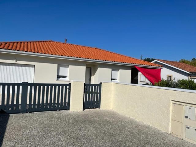 Maison MALOU 3 chambres, moins dd'un kilometre de toutes commodités, pistes cyclables devant l'entrée,a 10km de Bayonne, 6km Capbreton et 3,8km de la plage de Labenne Extérieur photo