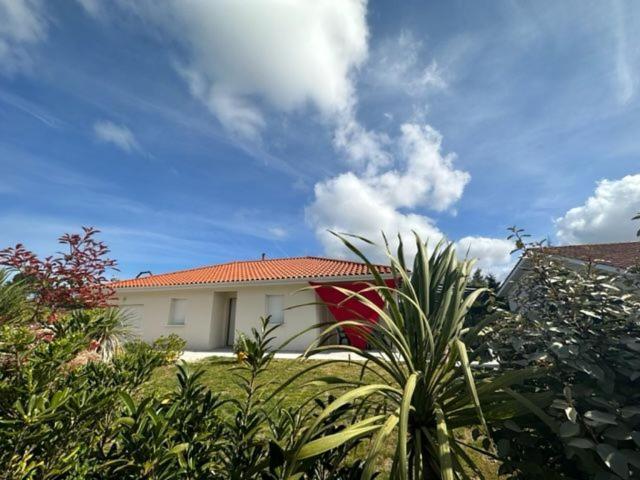 Maison MALOU 3 chambres, moins dd'un kilometre de toutes commodités, pistes cyclables devant l'entrée,a 10km de Bayonne, 6km Capbreton et 3,8km de la plage de Labenne Extérieur photo