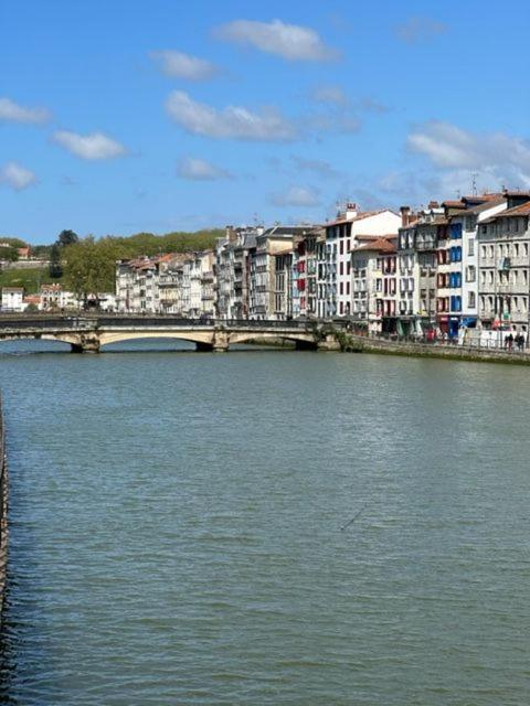 Maison MALOU 3 chambres, moins dd'un kilometre de toutes commodités, pistes cyclables devant l'entrée,a 10km de Bayonne, 6km Capbreton et 3,8km de la plage de Labenne Extérieur photo