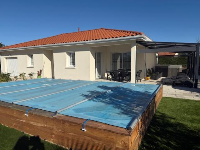 Maison MALOU 3 chambres, moins dd'un kilometre de toutes commodités, pistes cyclables devant l'entrée,a 10km de Bayonne, 6km Capbreton et 3,8km de la plage de Labenne Extérieur photo